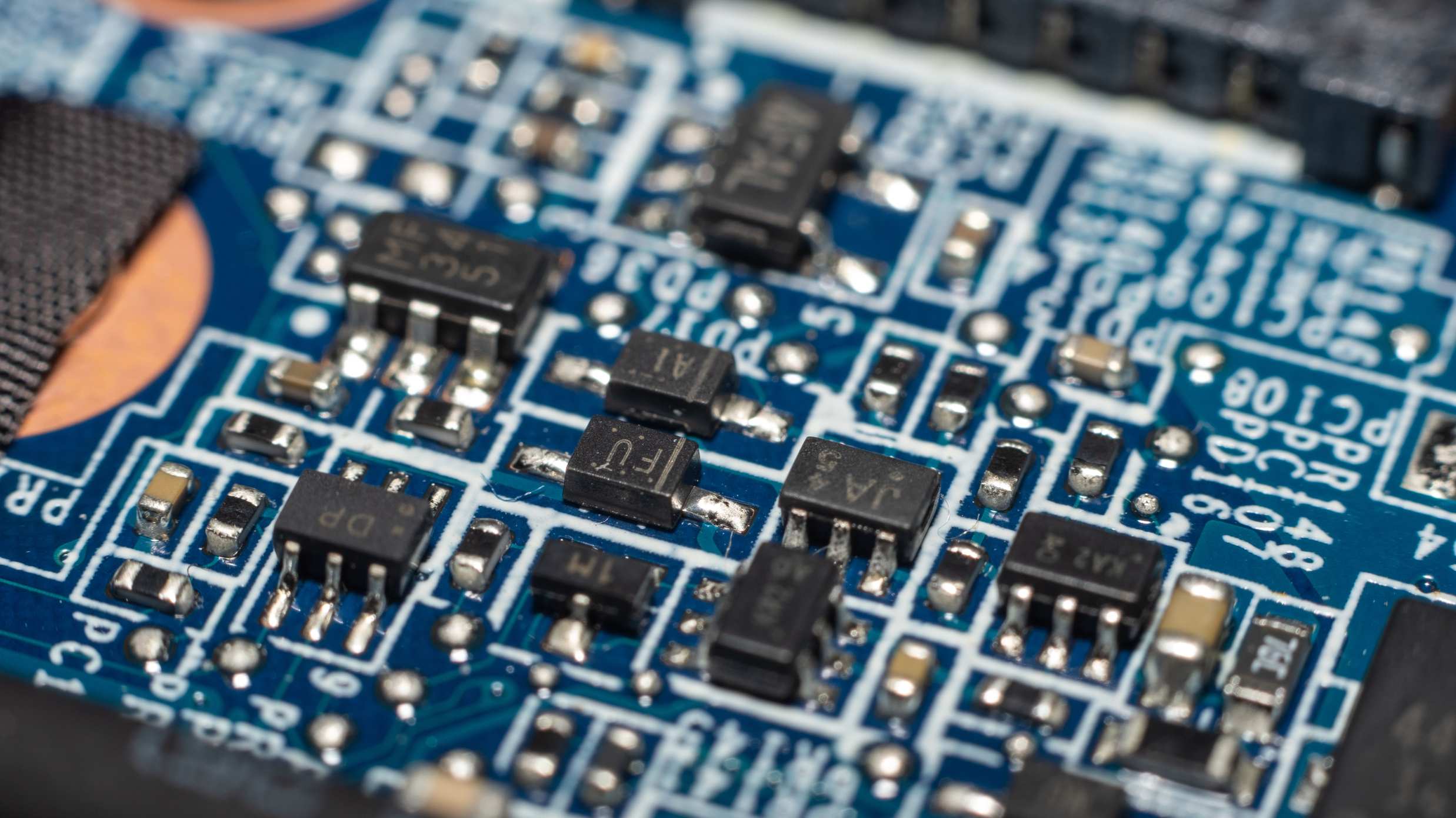 ชิปและแผงวงจรอิเล็กทรอนิกส์ระยะใกล้ circuit board chip