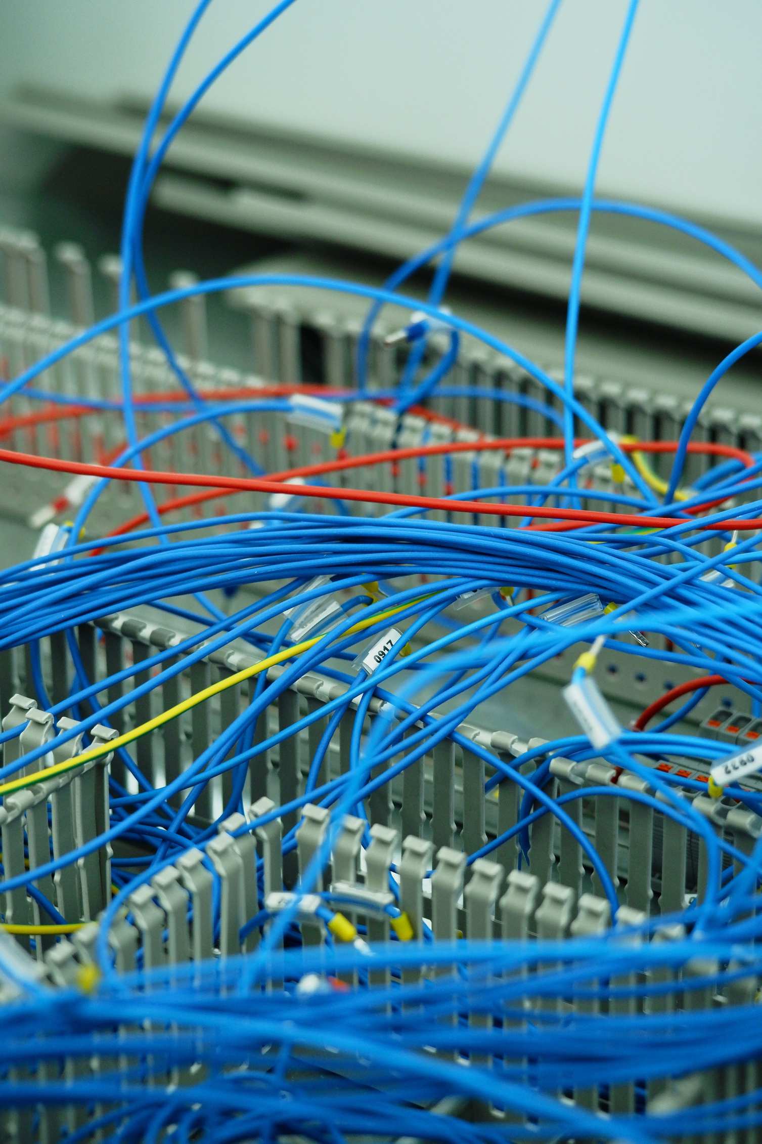 อุปกรณ์เซิร์ฟเวอร์และสายเครือข่ายในห้องศูนย์ข้อมูล server room cables